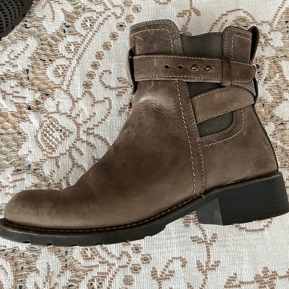 Clark’s Brown Leather Ankle Boots Heeled Booties Size 6.5 - Picture 2 of 16